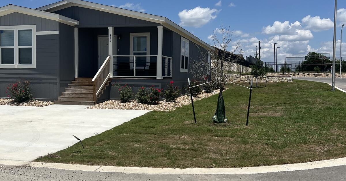 Spacious 3 Bed, 2 Bath Manufactured Home in Creeks Crossing, Kyle, TX