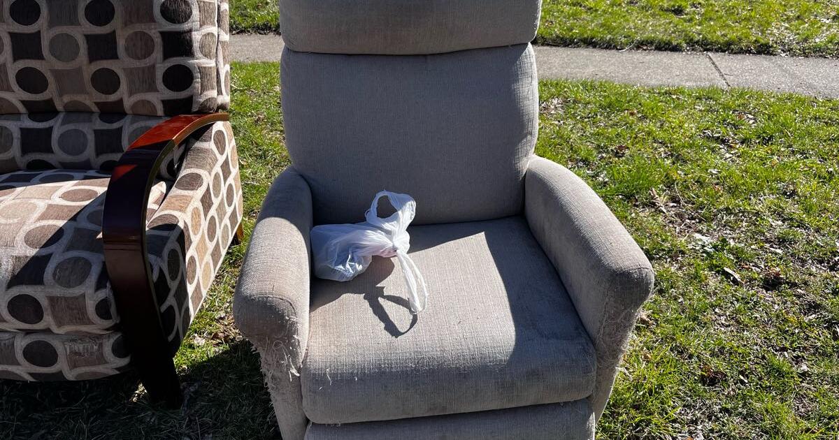 Curb Alert recliners for Free in Grand Rapids, MI For Sale & Free