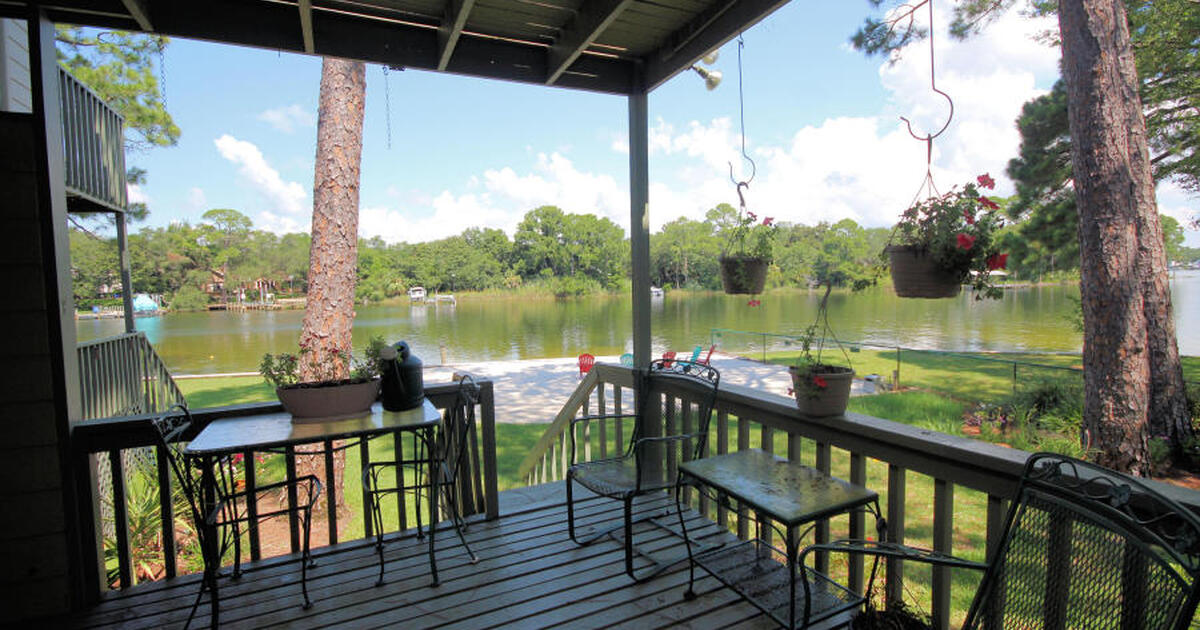 3 BR 2.5 Bath 1902 SF Town Home on the water in Cinco Bayou for 3200