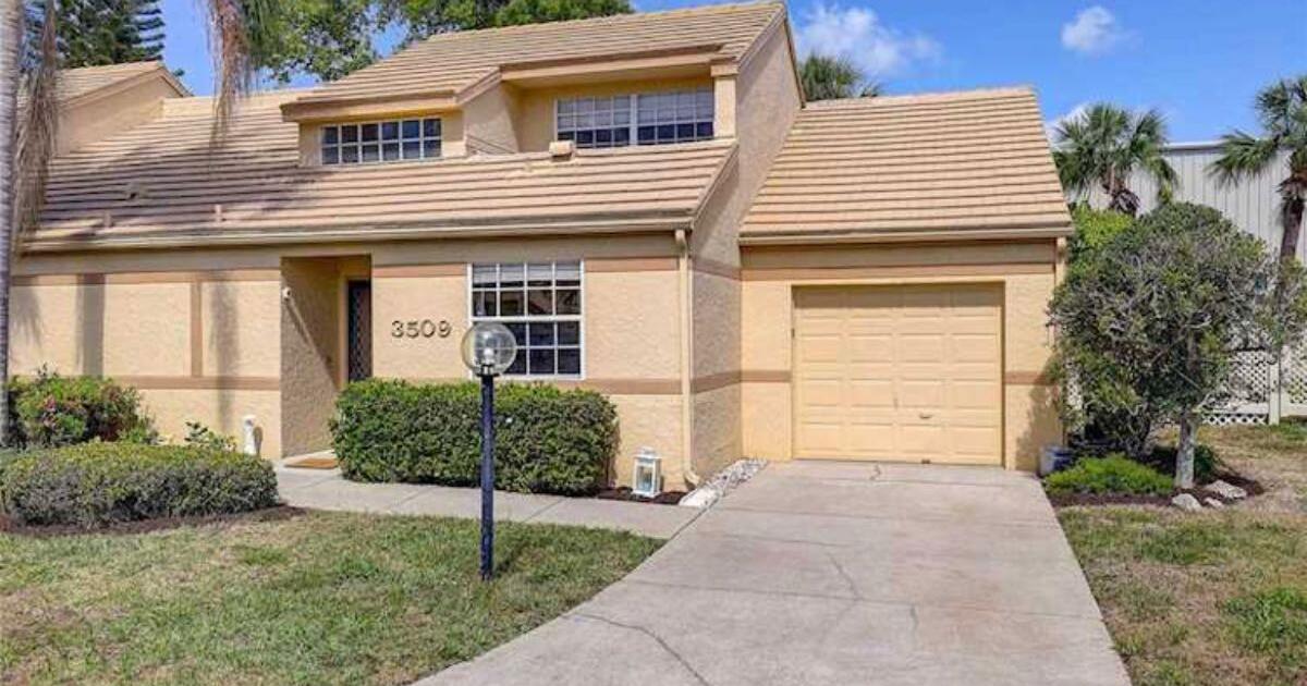 Beautiful 3/2 Townhouse…Move in ready! for 360000 in Bradenton, FL
