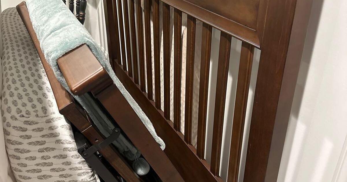 Pottery Barn crib w/ bed conversion MSRP (1,2001,500) for 250 in