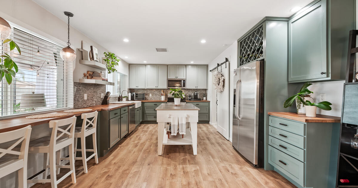MAGNOLIA HOME KITCHEN ISLAND JO’S WHITE FARMHOUSE for 350 in Phoenix