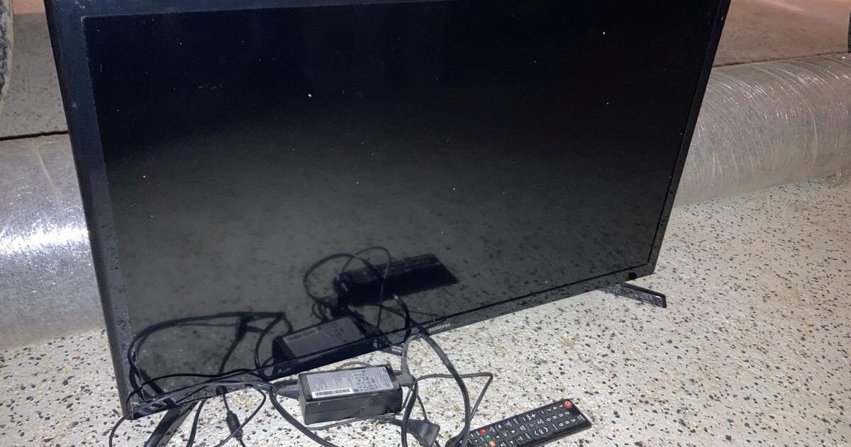 SAMSUNG 32” TV. Not a smart TV but free for Free in Clarkston, MI