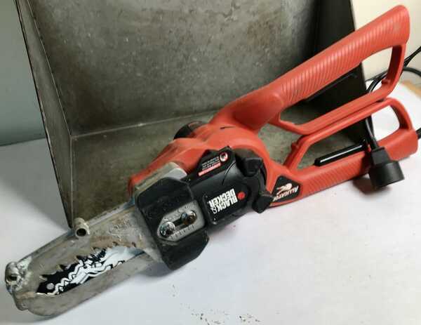 Black & Decker LP1000 Alligator Lopper 4.5 Amp Electric Corded Saw Chainsaw  Used