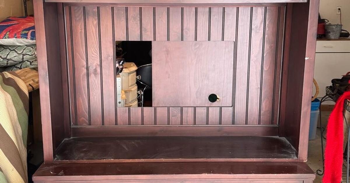 Wooden entertainment center for free in hockessin de for sale free