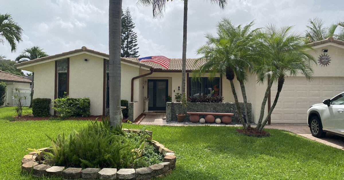 For Sale 3/2 pool home in Ramblewood South for 640000 in Coral