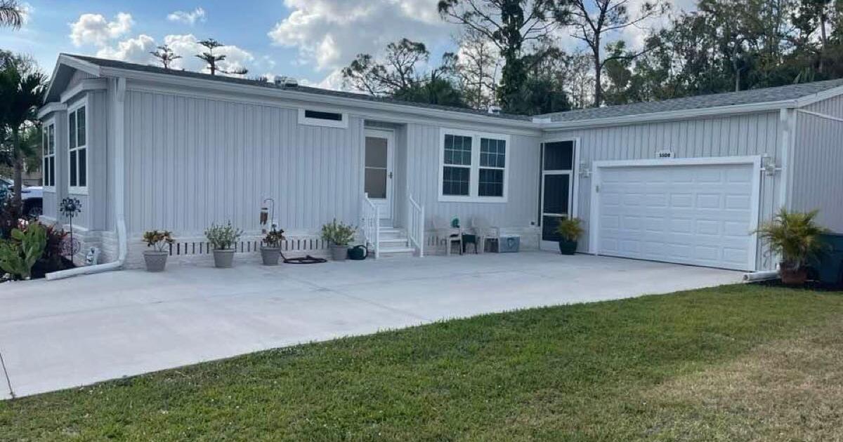 2015 Skyline Manufactured home in Del Tura Country Club for 279000 in