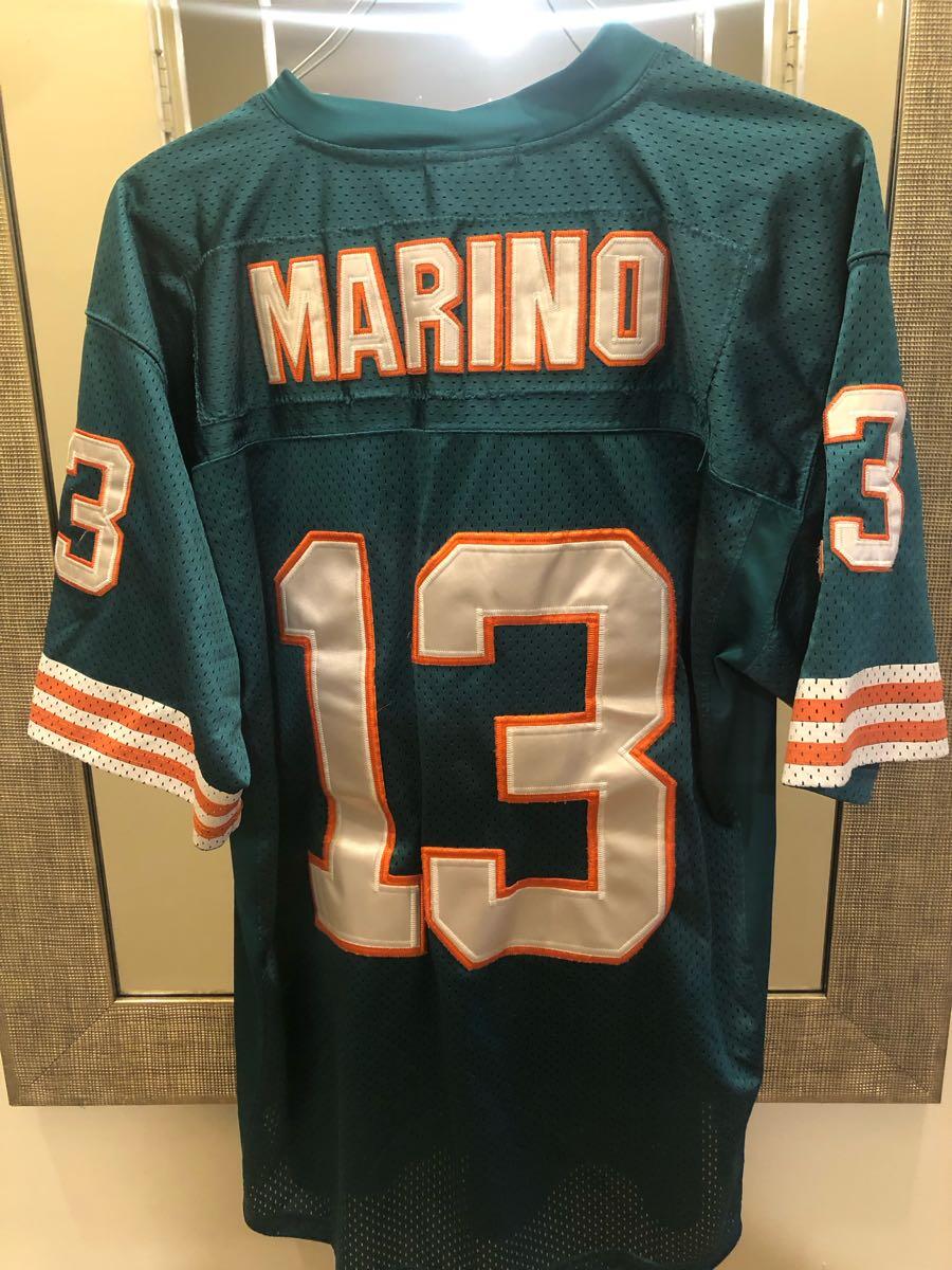 Miami Dolphins - Pen to paper in the Marino jersey! ✍️