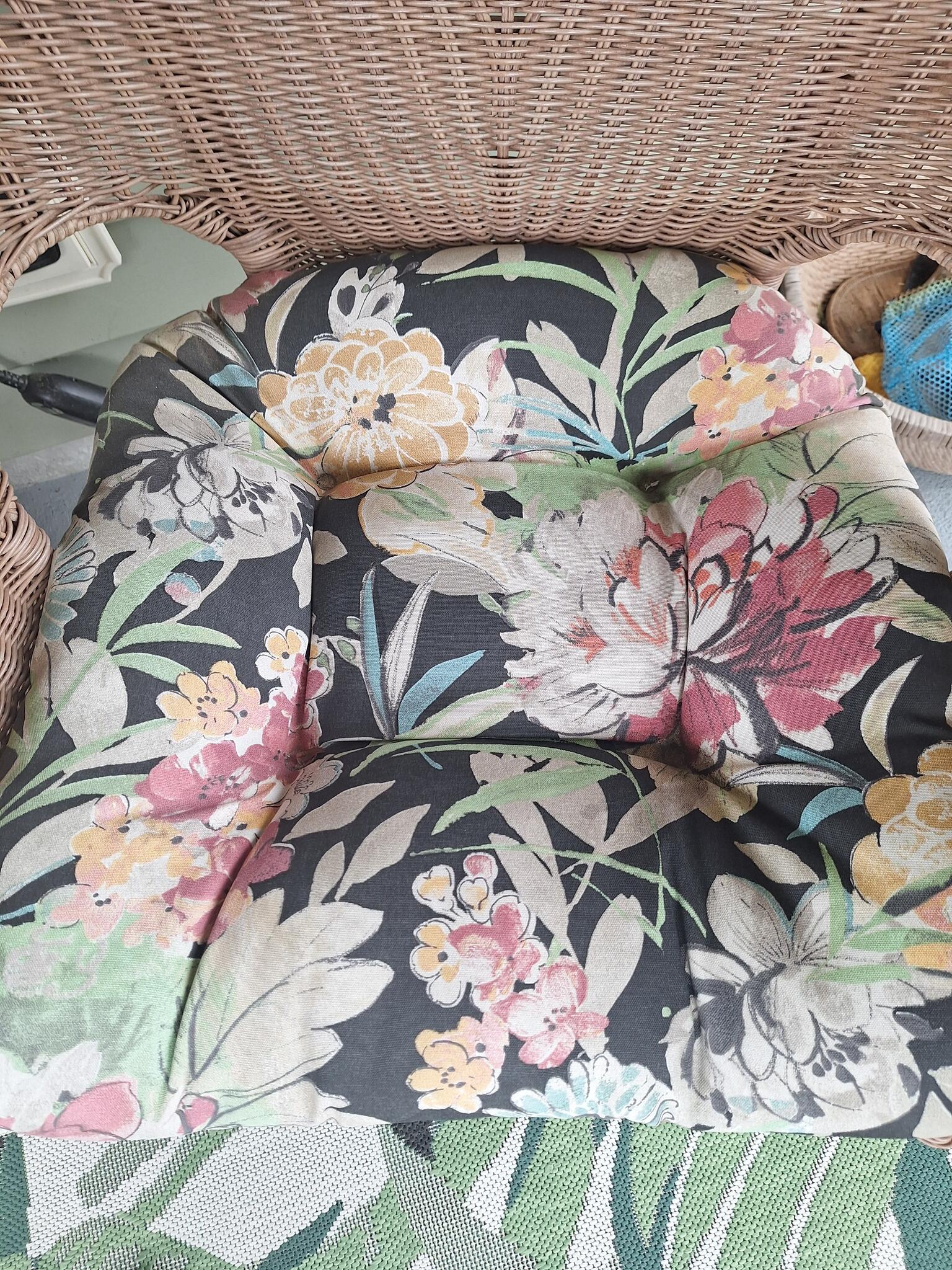 Floral Cushions(NOT including furniture)