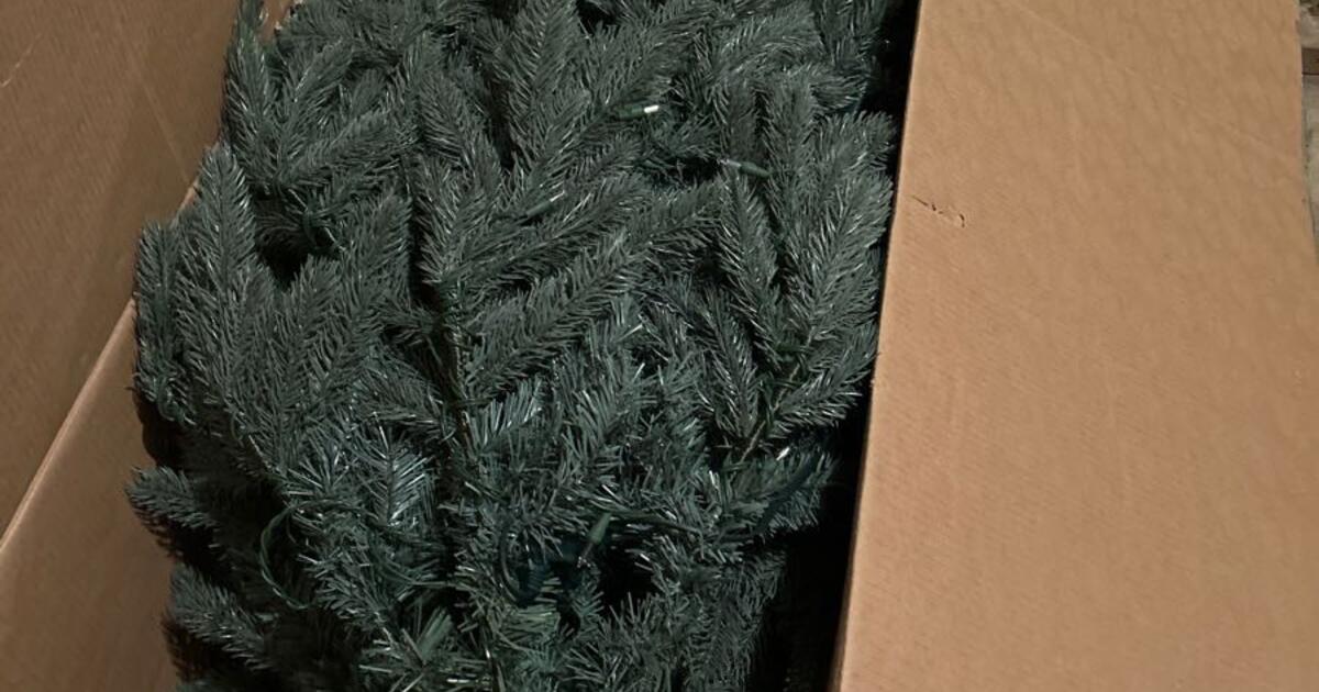 7 1 2 Ft Artificial Christmas Tree For Free In Milwaukee WI For   8c05bd1bbd7279eca8ce73ebc273366b .crop1200x630 