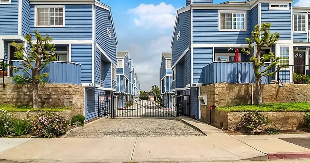 Rent 3100/month 2bedroom/2.5 bathroom condo in Wrigley area for