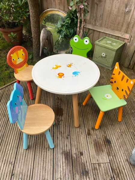 Tidlo table online and chairs