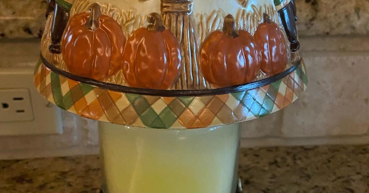 Yankee Candle Topper and holder for 10 in Granbury, TX For Sale