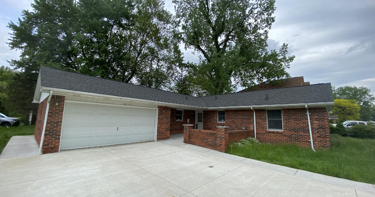 BROWNSTOWN TWP. ALL Brick Ranch (NO BASEMENT) W/2 CAR ATTACHED GARAGE