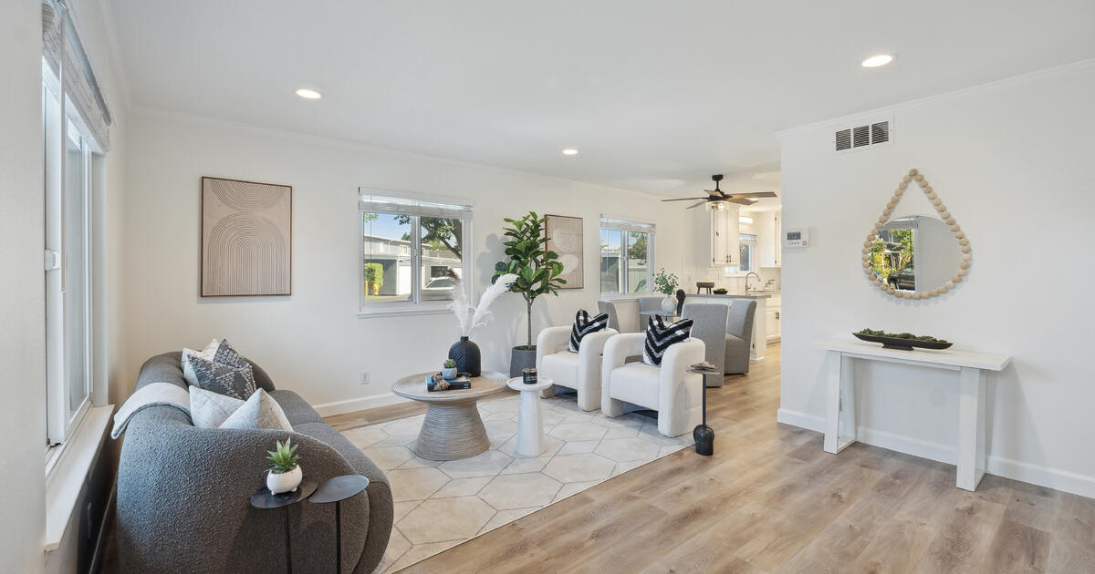 Townhome for sale in Costa Mesa for 899000 in Corona Del Mar, CA For