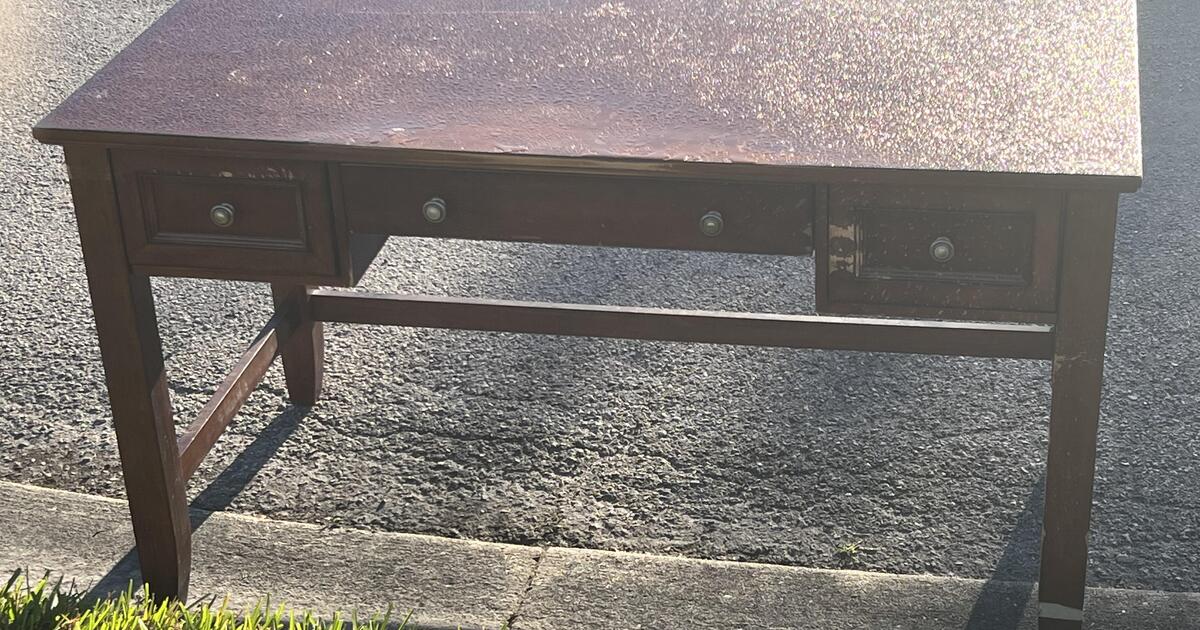 CURB Alert Free Wooden Executive Computer Desk for Free in Jacksonville