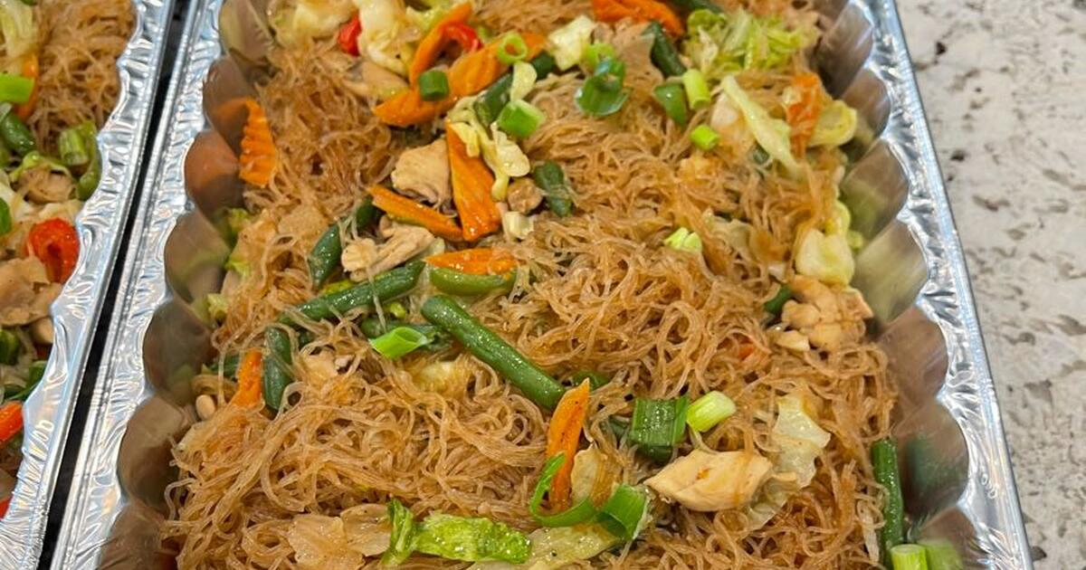Pancit noodles& chicken fried egg roll (lumpia) for 35 in