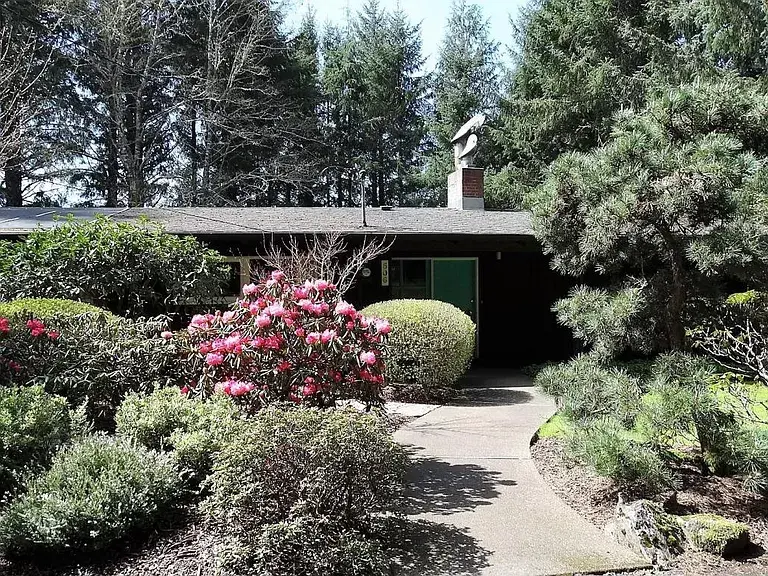 Room For Rent Everything Included for 950 in Newport, OR For Sale