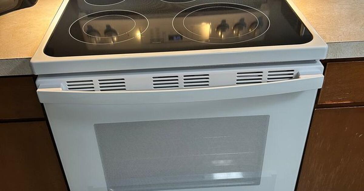 New Electric Stove For Sale! Husband bought wrong model. for 650 in