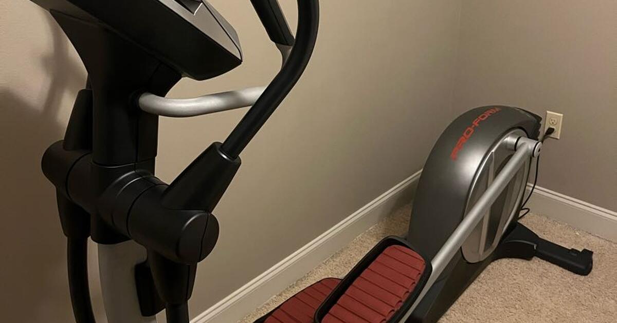 Proform smart strider 935 elliptical for 250 in Gonzales, LA For