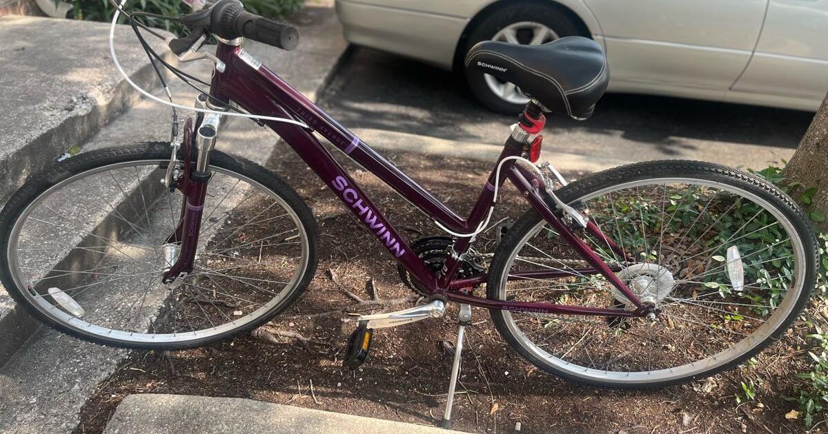 Like New Schwinn 3rd Avenue Women’s Road Bike for 200 in Gainesville