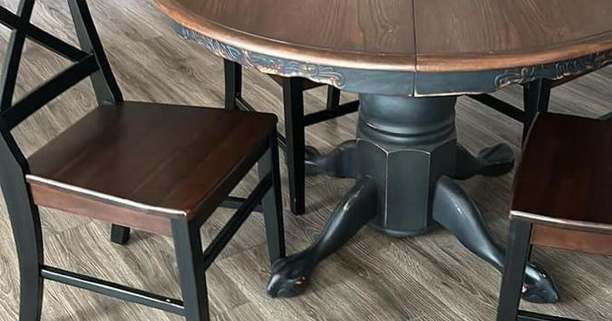 Round dining room table and chairs for 500 in Valdosta, GA For Sale