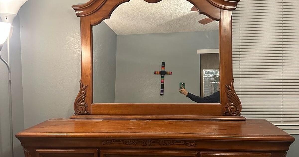 DRESSER FOR FREEEEEEE for Free in Sacramento, CA For Sale & Free