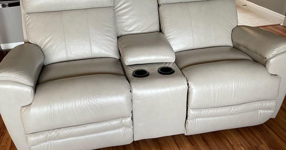 Beautiful leather furniture for 220 in Kissimmee, FL For Sale & Free