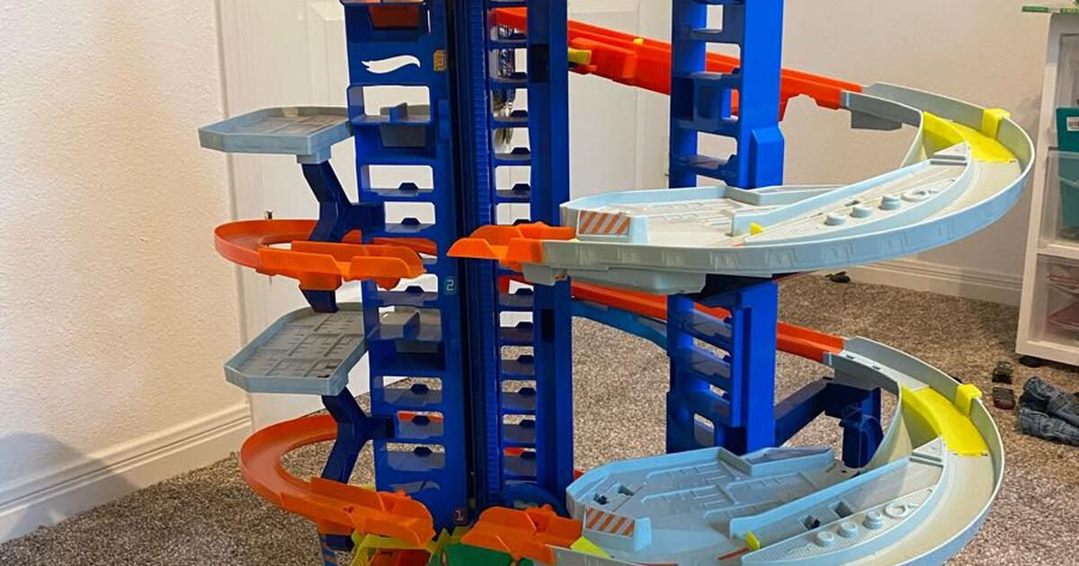 Hot wheels track(ultimate grage) for 25 in San Antonio, TX Finds