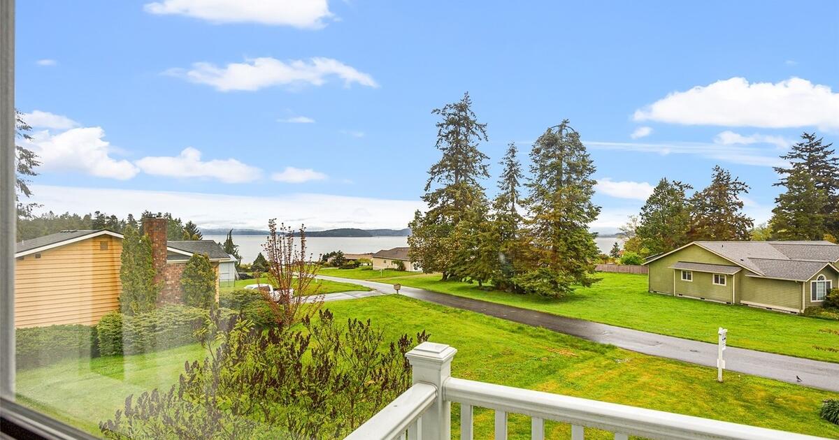 Contemporary 3bd/2ba Home for Rent Skagit Bay & Mt Baker Views, Beach