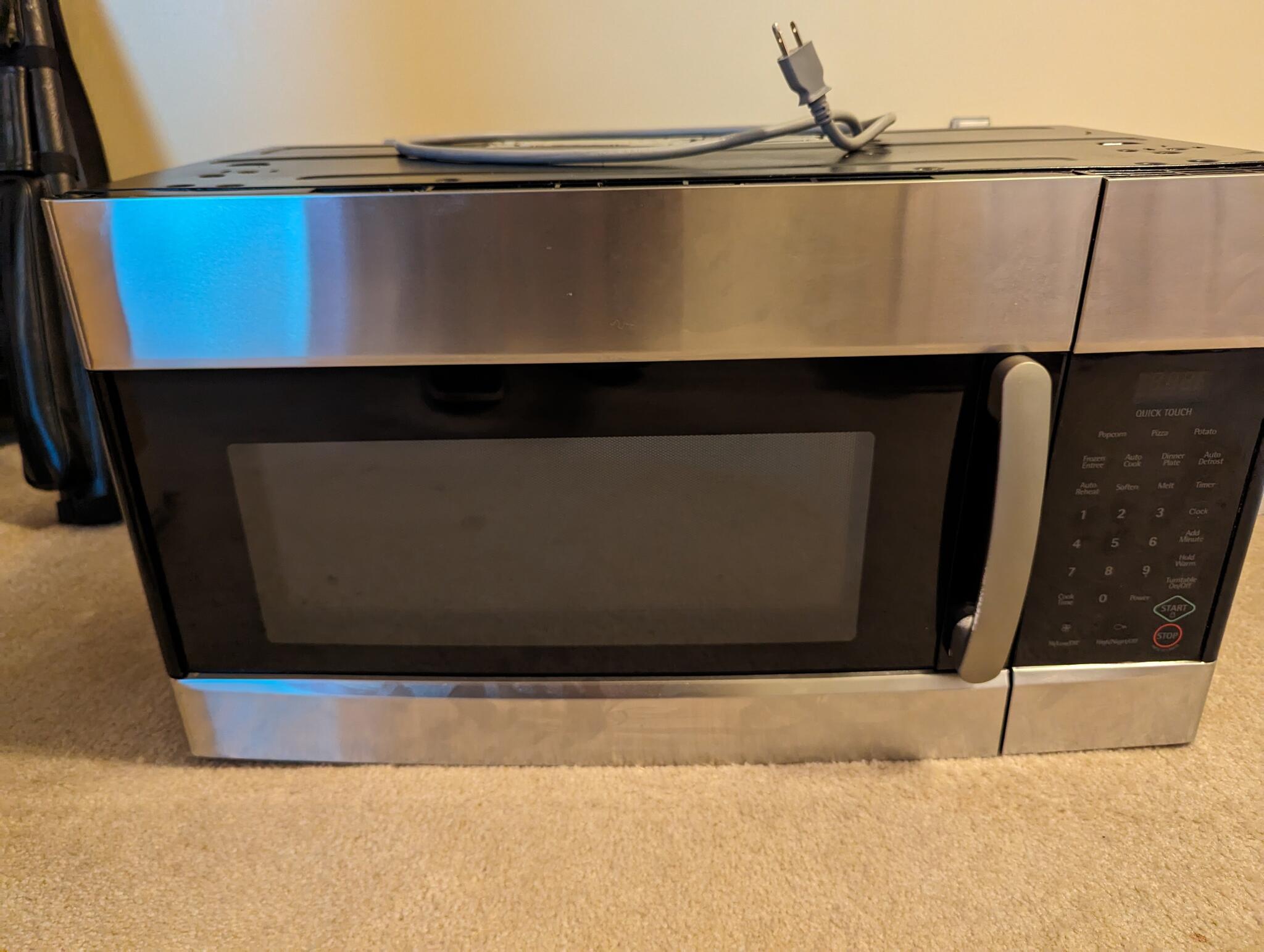 Curb Alert Above Range Microwave for Free in Brownsburg, IN For Sale