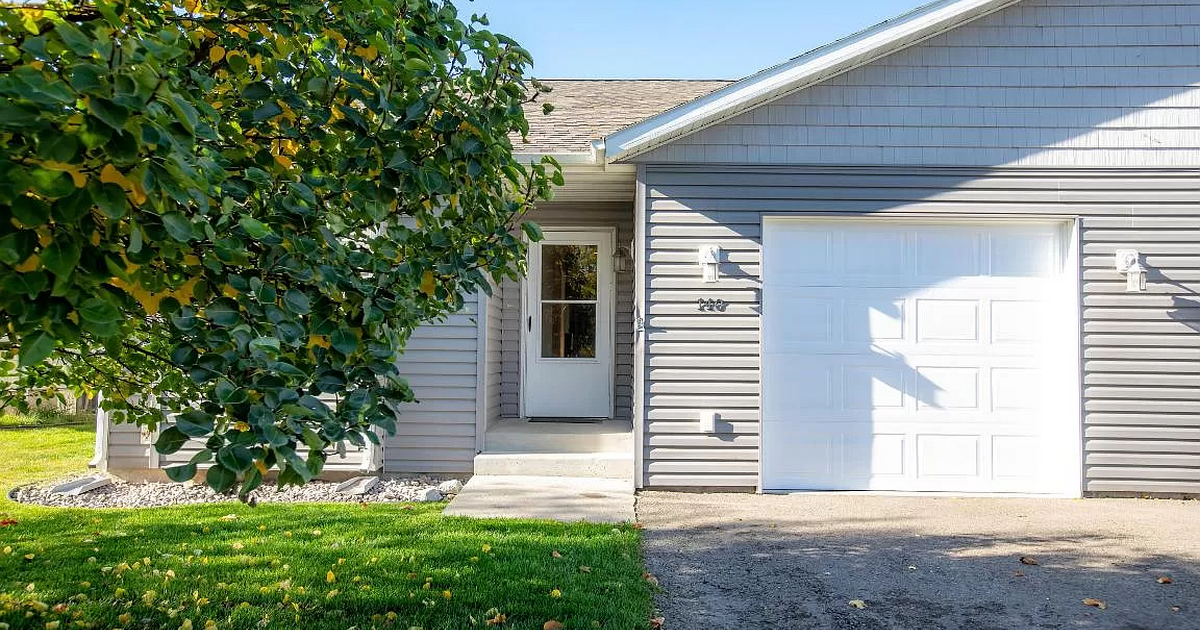 Live comfortably in this spacious 3bedroom, 2bathroom townhome! for