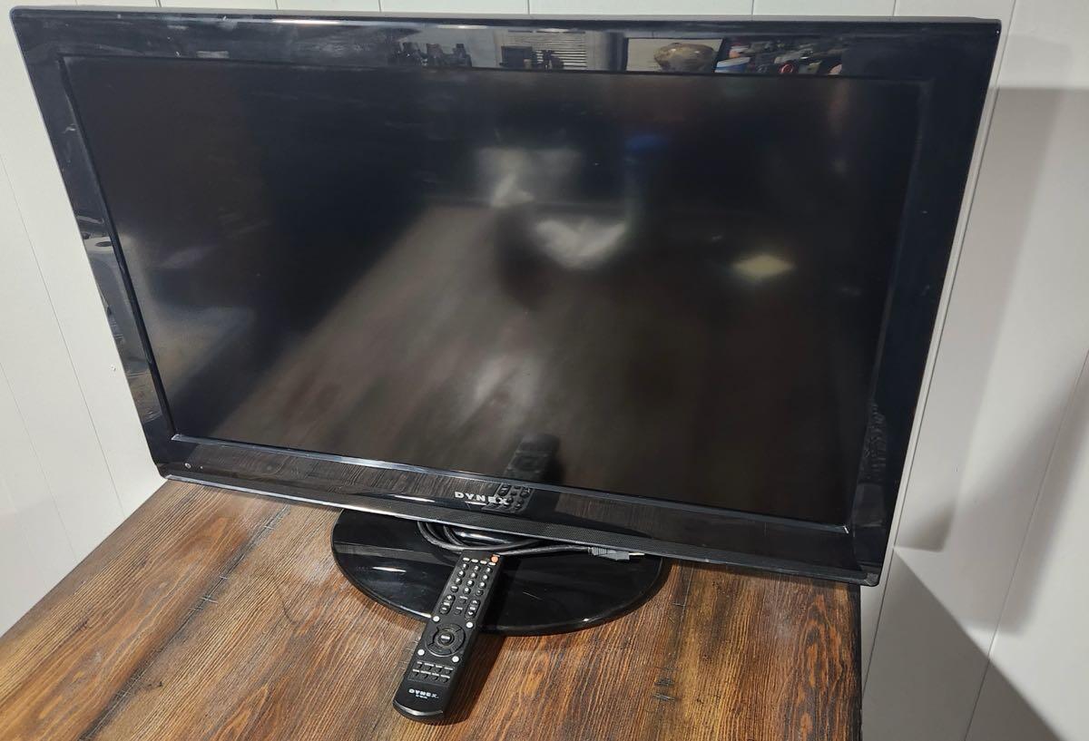 Dynex TV 32 inches with Remote for 25 in Minneapolis, MN For Sale