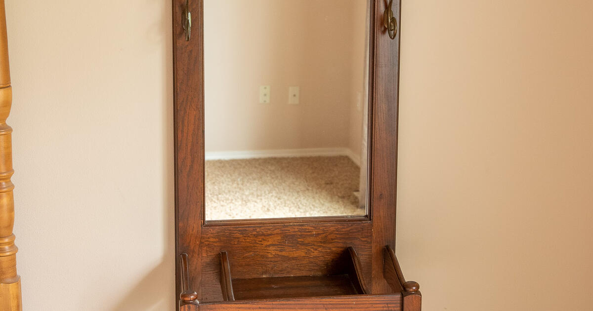 Victorian style coat, umbrella stand for 80 in Kirkland, WA For Sale