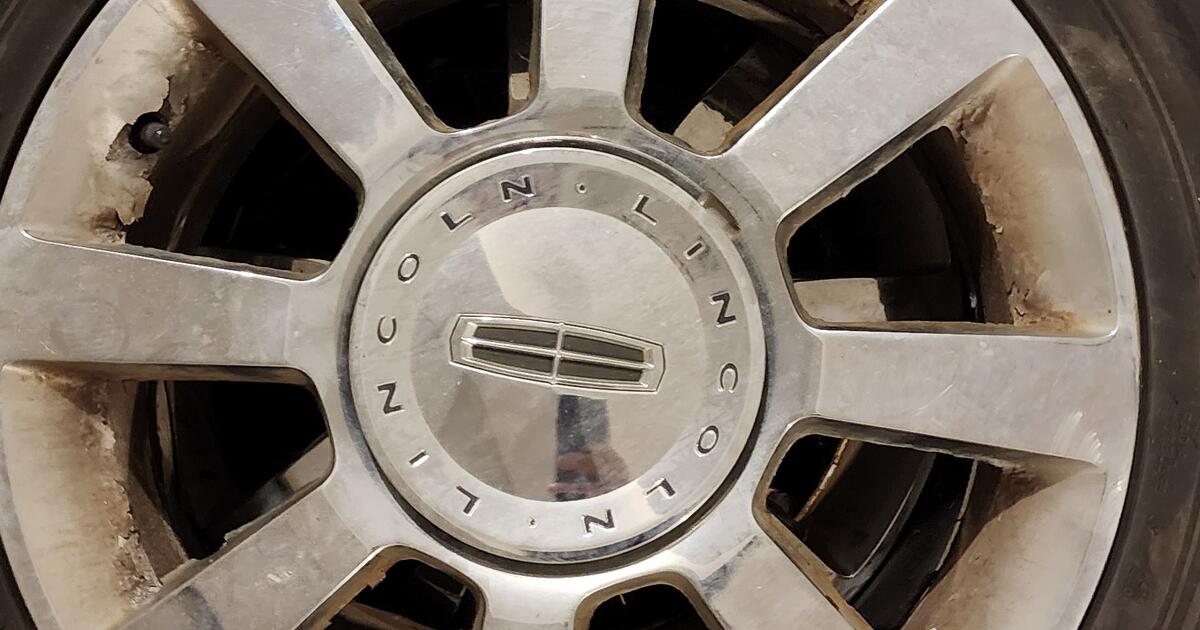 2006 Lincoln Zephyr rims, tires with center caps. for 400 in