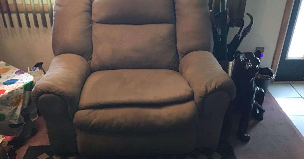 For Sale Oversized Recliner Chair for 40 in Toronto, OH For Sale