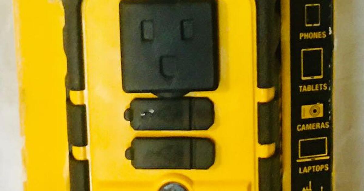 DEWALT DXAEPI140 Power Inverter 140W Car Converter 12V DC to 120V AC