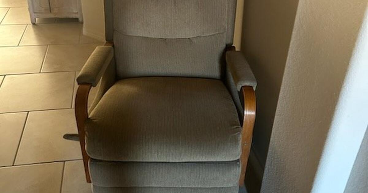 Recliner for 70 in Albuquerque, NM For Sale & Free — Nextdoor