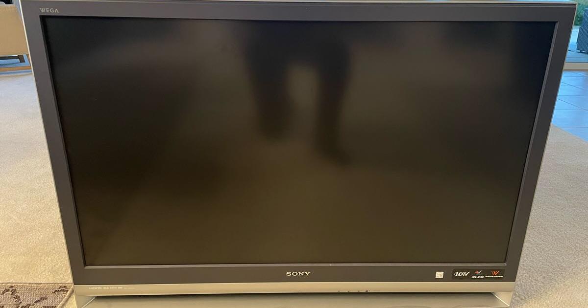 46" Sony Rear Projection LCD Flat Screen TV KDF46E2000 for Free in