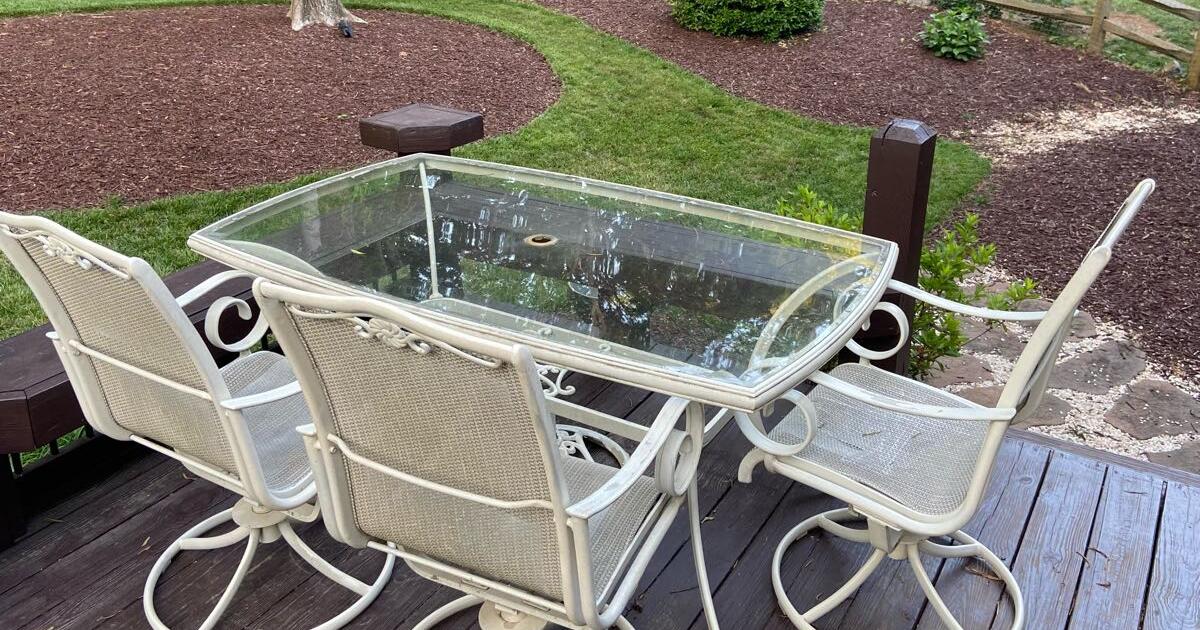 Outdoor table and chairs for Free in Huntersville, NC Finds — Nextdoor