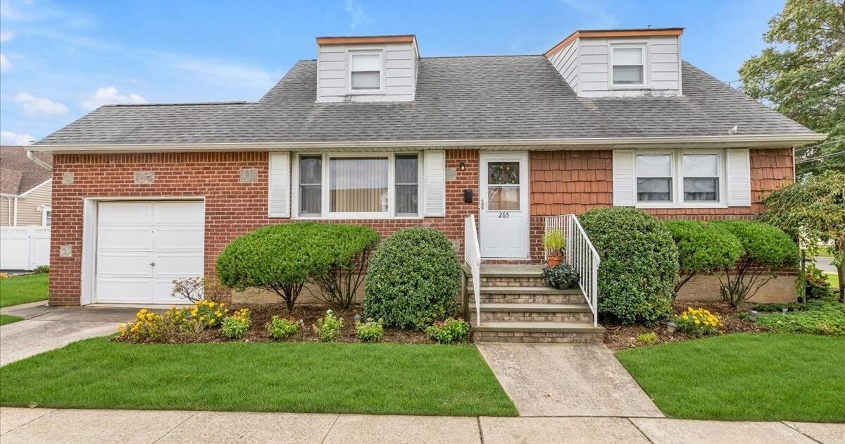 Home for sale in West Hempstead [Pending] for 600000 in Uniondale, NY