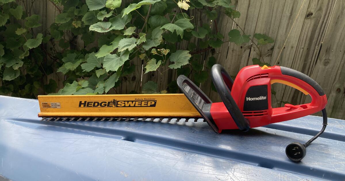 Homelite 22 In. Electric Hedge Trimmer OnBlade Debris Collector Like