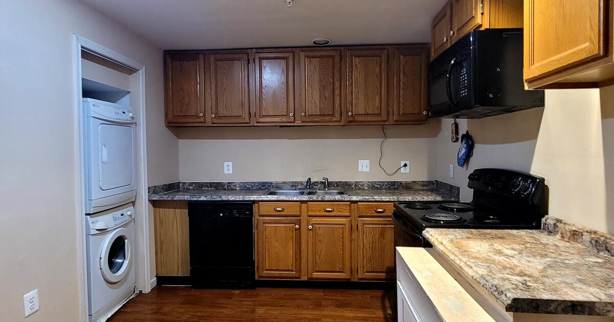 HUGE 2bed/1bath Basement Apartment AVAIL 12/1 UTILITIES included