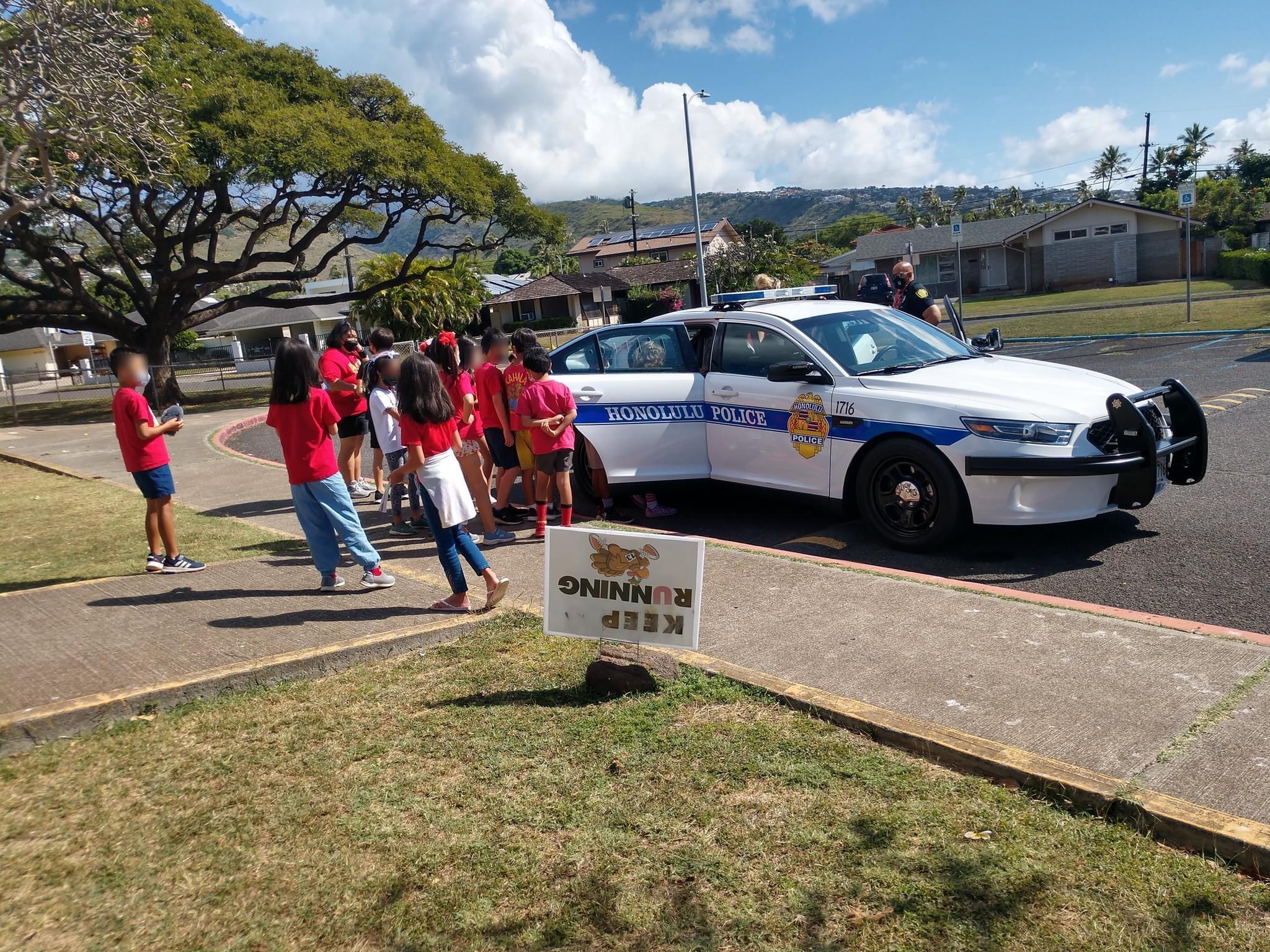 HPD visits Kahala Elementary. (Honolulu Police Department) — Nextdoor