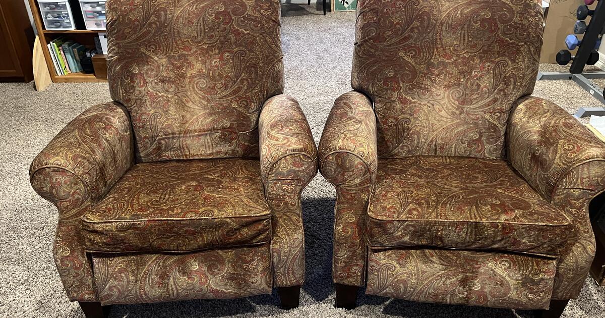 FOR SALE Two Matching Lazyboy Recliners (150 for both) for 105 in