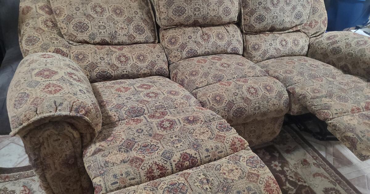 lane-furniture-reclining-sofa-for-free-in-seattle-wa-finds-nextdoor