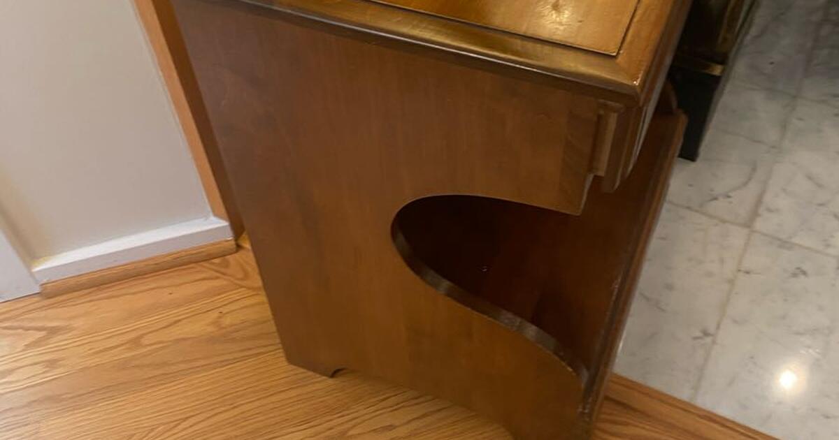 Free end table for Free in Reston, VA For Sale & Free — Nextdoor