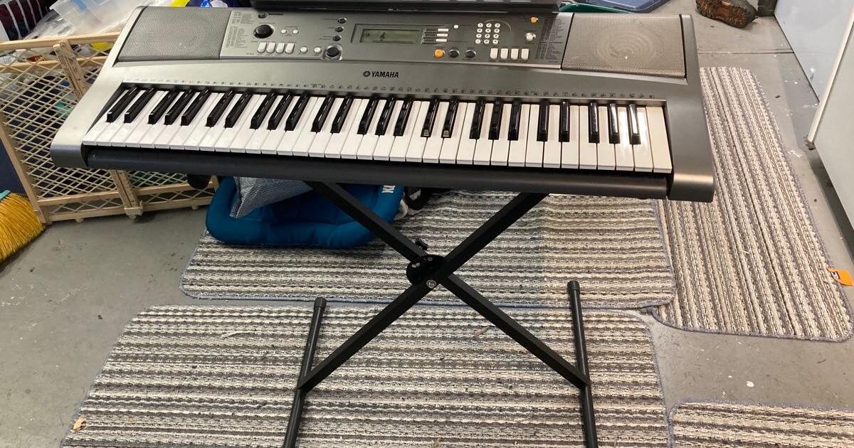Yamaha YPT310 electric keyboard with stand for 70 in Vancouver, WA