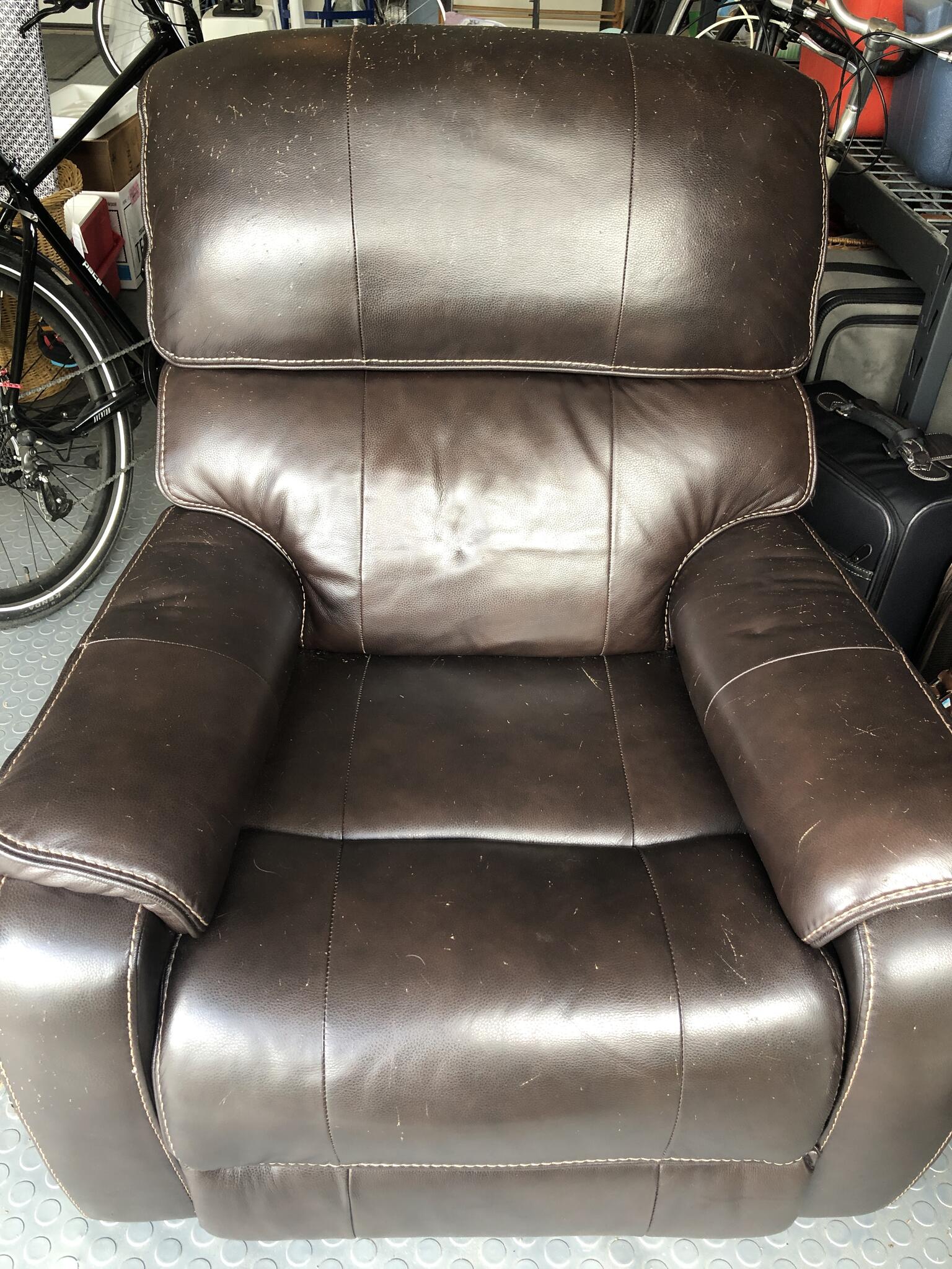 Electric Recliner WORKS GREAT! for Free in Santa Cruz, CA For Sale