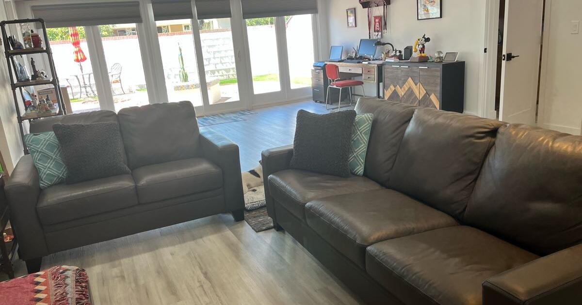 “Like new” leather couch and love seat for 400 in Scottsdale, AZ